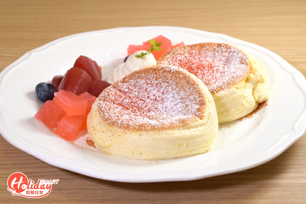 新店更特別推出期間限定的赤色林檎班戟，材料由日本京都總店直送，經過慢煮的赤色林檎蘋果配上果汁啫喱，果肉香甜。