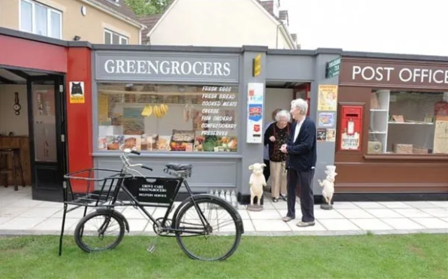 呢個小鎮同普通城鎮無異,有超市、戲院、酒吧、餐廳、髮廊、商場
