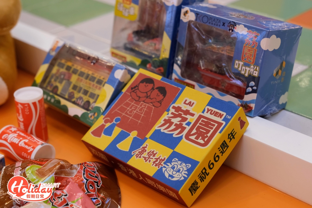 除了主打微縮模型外,場地亦有荔園展覽,展出近百件荔園收藏品,例如是入場門票、剪報、閃卡等,還有一隻超過50年歷史的旋轉木馬真品,可以見證著香港的發展及變遷。