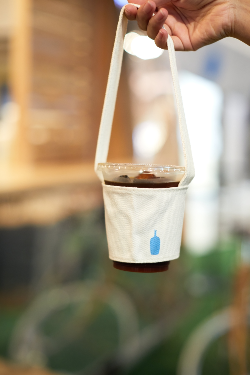 於場內購買任何一種食品搭配任何一種飲品，更可獲得會場限定的Blue Bottle Coffee 帆布咖啡杯提袋，數量有限！