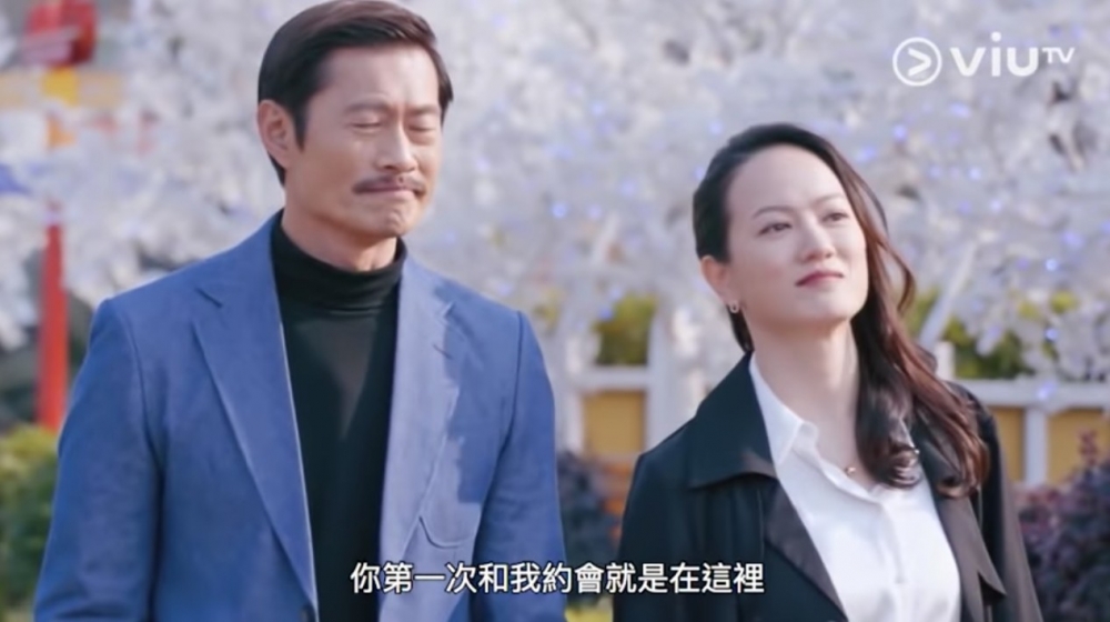 簡慕華飾演嘅「Francesca」同老公KK結婚20年,點知對方突然提出離婚,令佢誓要搵出介入佢同老公感情嘅第三者。