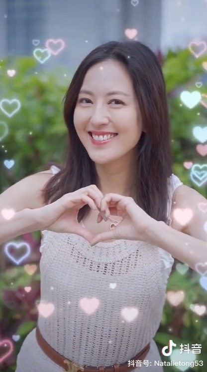 唐詩詠拍抖音大派心心向觀眾撒嬌。