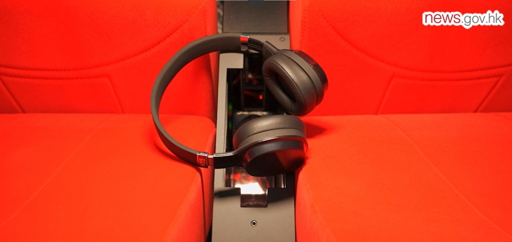 每個座椅旁都有配置全新的藍牙耳機。