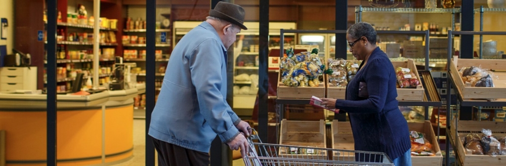 有別於一般嘅療養院,呢個小鎮容許患者自由出入鎮上嘅商舖