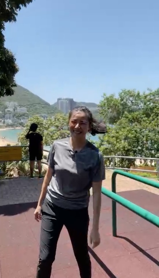 Yoyo已馬上衝向鏡頭遮住老公，避免對方出鏡