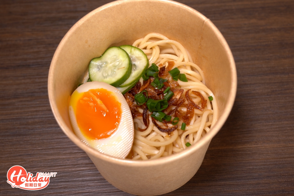 香蔥油拌麵未食已經聞到陣陣蔥油香,拌勻後麵條掛滿蔥油,配上流心蛋。
