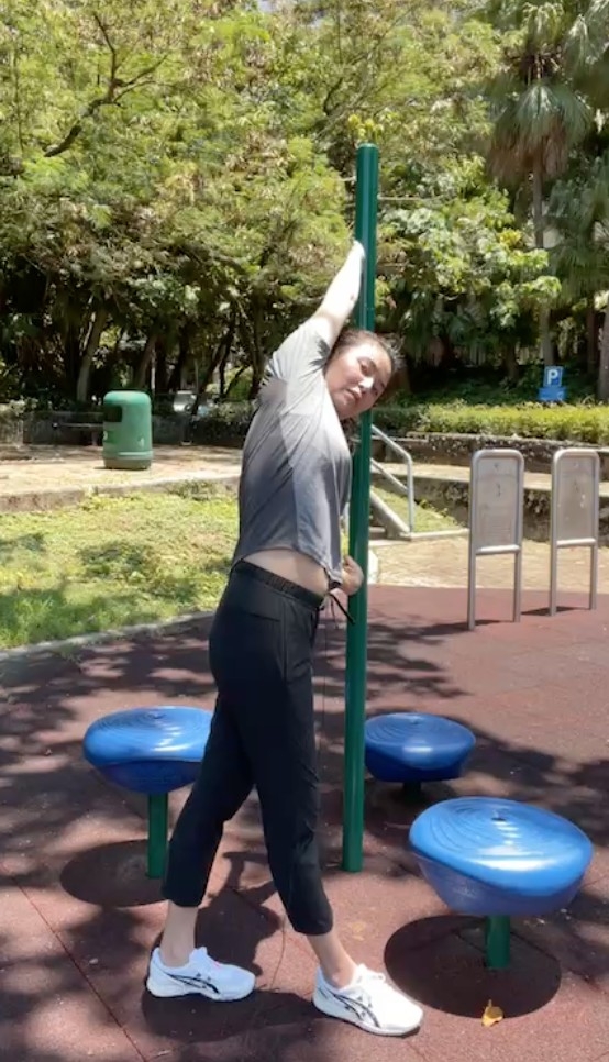 其中一個側身拉筋動作，Yoyo不慎露出腰部