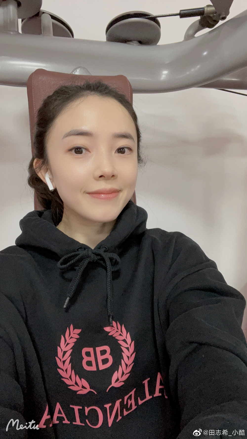 面對網民指佢曾微調,佢亦大方轉發有關微博。