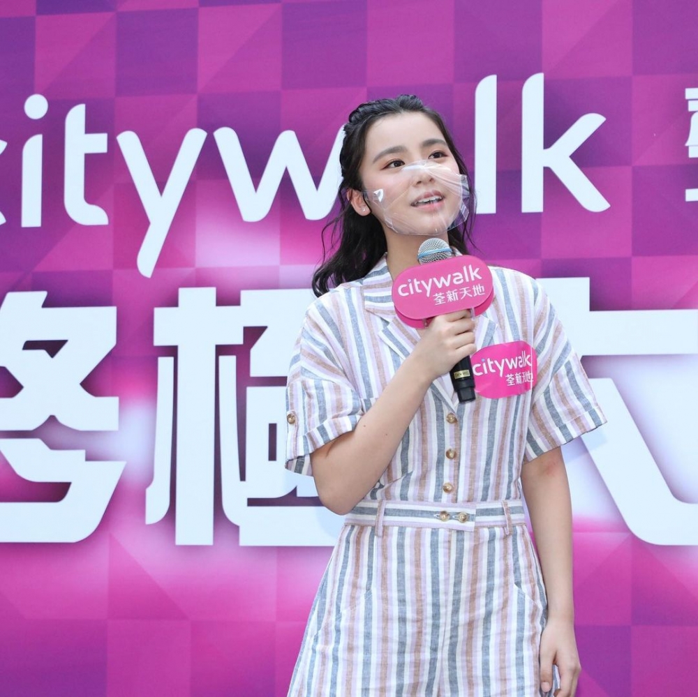 姚爸爸錫到個女濃,唔止親自車女兒出入電視城,就連聲夢學員嘅商場活動佢都有現身支持,身體力行撐愛女