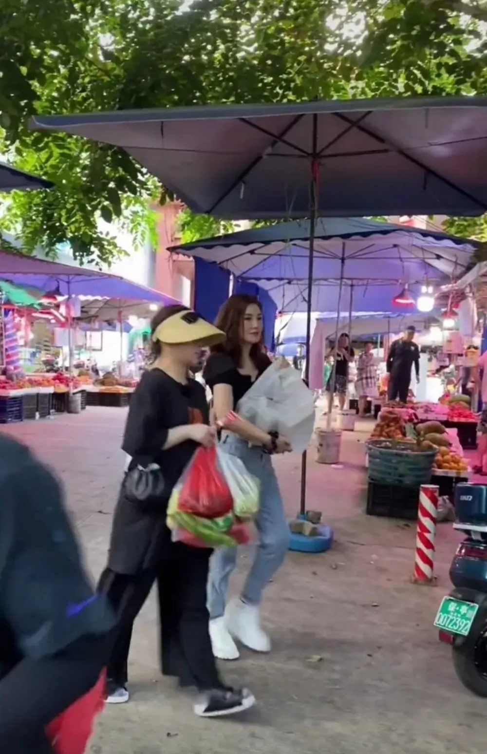 阿Sa當日身穿黑色短上衣同牛仔長褲,打扮隨性但顯得身型高挑,頗有星味