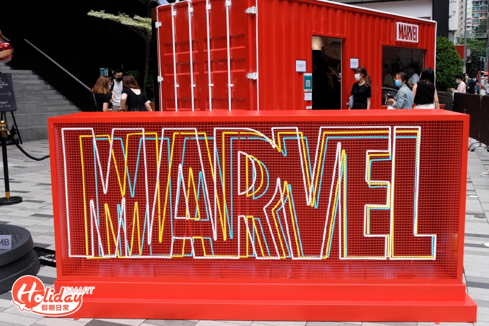限定店外會見到非常搶眼的1:1鐵甲奇俠,旁邊則有巨型Marvel燈箱,精心布置所有細節位