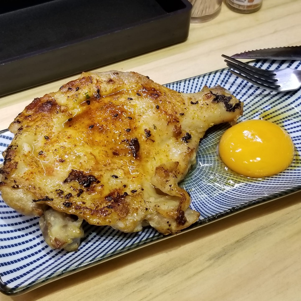 還有多款地道日式小食,其中必食骨付雞、味噌焗鯖魚和天婦羅廣島牡蠣,配搭烏冬同食一流!