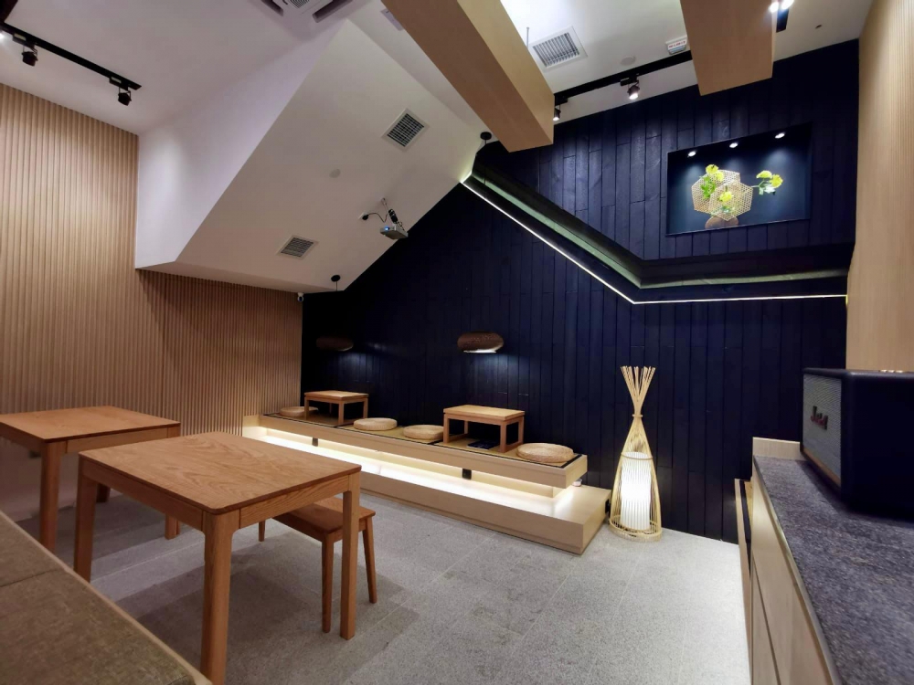 店舖裝潢走日系禪風,以日本神社為設計概念,裏面座位不算多,但空間感十足。