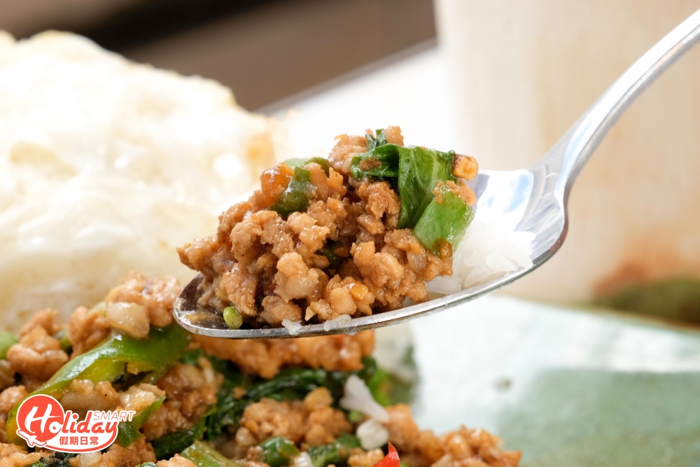 香辣多汁的肉碎配以燶邊蛋,去泰國時必食菜式之一,以辣椒粉作點綴,更添風味。