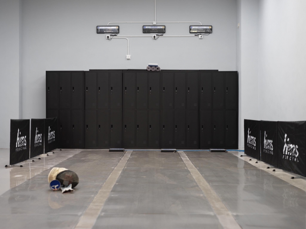 柴灣首間劍擊學校Hims fencing,提供平價的重劍入門課程,由現役香港運動員游晋鳴任教。