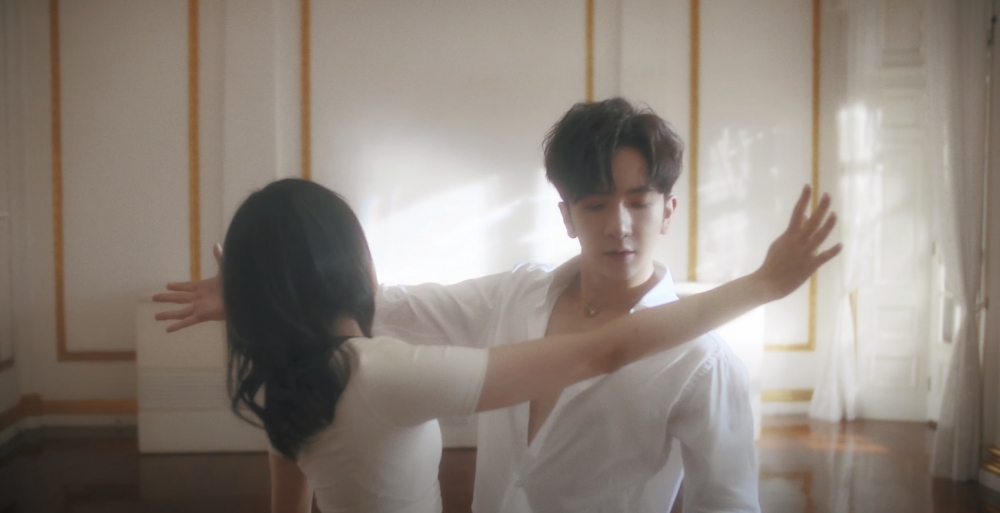 第1站來到位於1樓的「白廳」,此處是Anson Lo與女主角共舞的場景,相信不少人都對這浪漫一幕印象深刻。