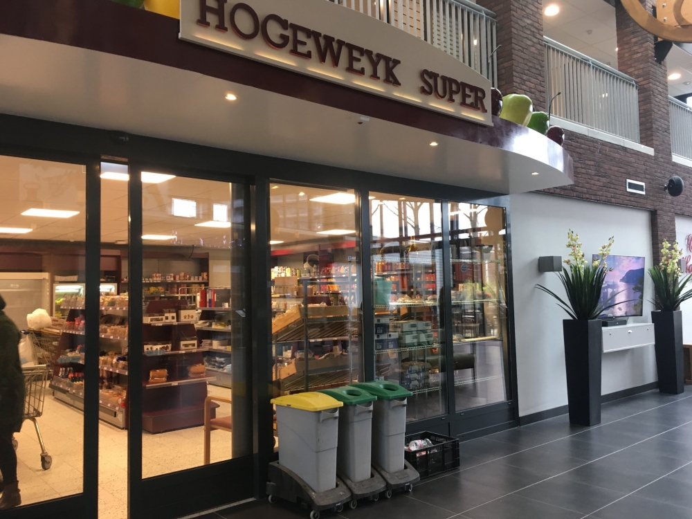 小鎮嘅店員都係護理人員