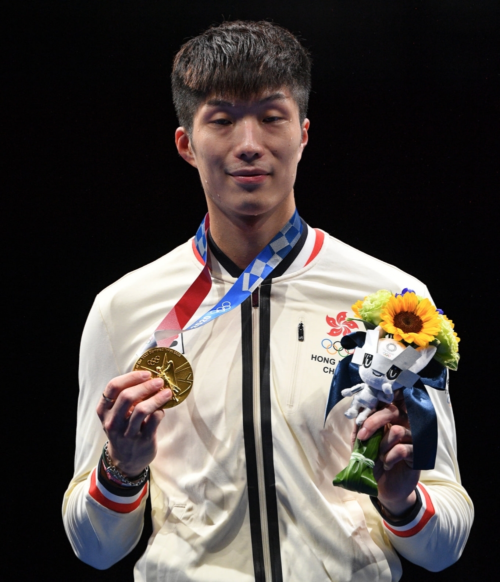 香港劍擊花劍運動員張家朗奪得金牌掀起全城熱話