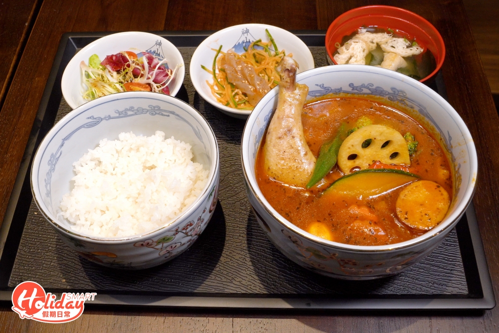 咖哩定食以自家秘製咖哩湯底作賣點,選用超過9小時慢煮豚骨濃湯底,加上秘製36種香料一同熬製。
