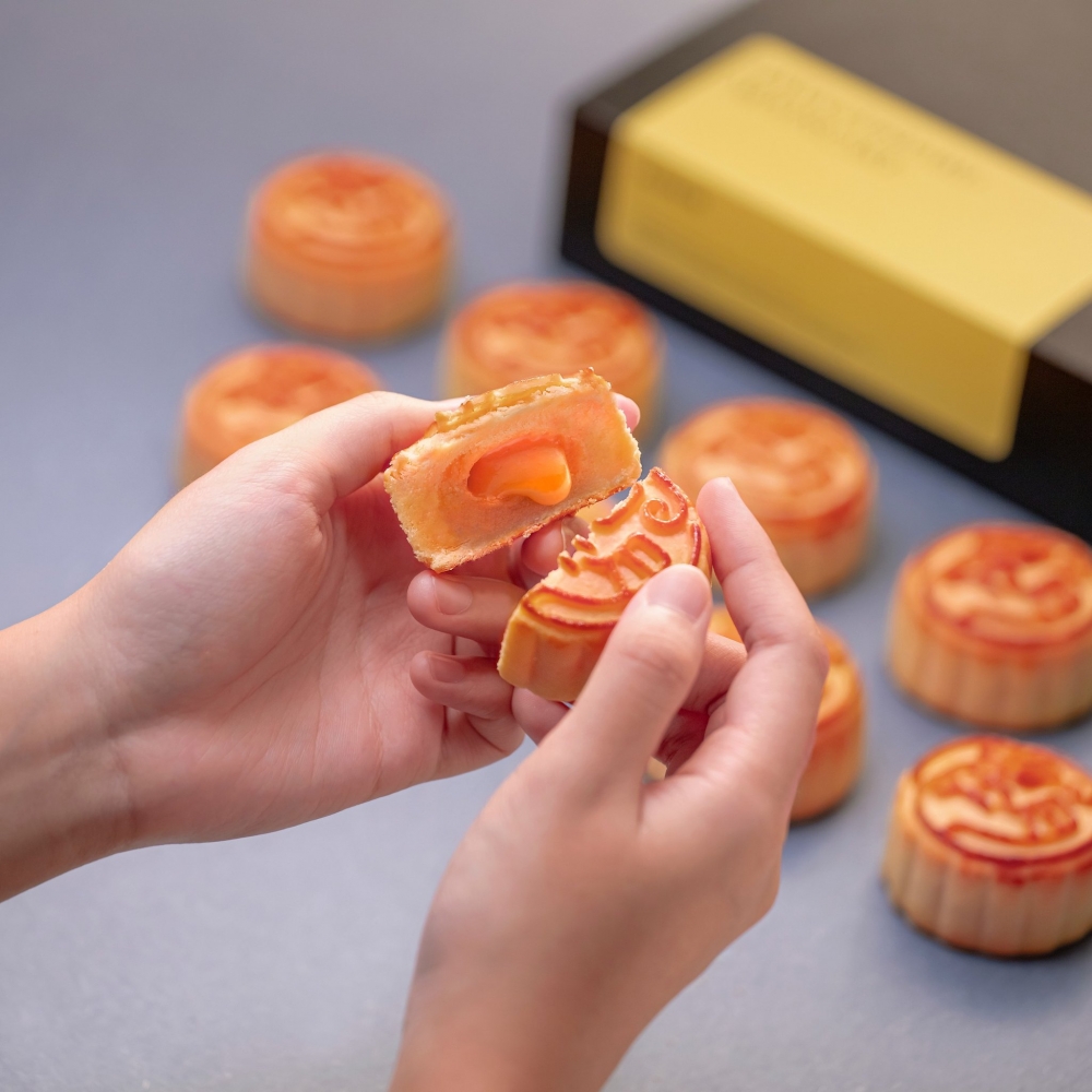  流心奶黃月餅。