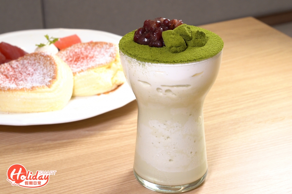 還有夏天必點的冰沙及奶昔，其中抹茶控必試抹茶煉乳奶昔，賣相吸引且抹茶味濃郁，上層滿佈忌廉，層次更豐富。