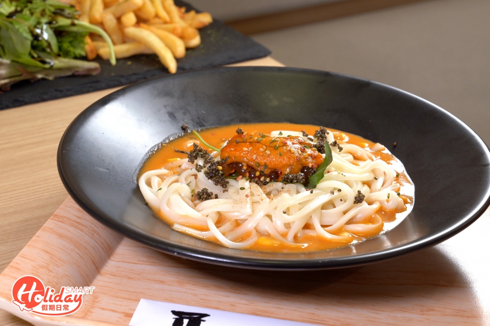 其中海之幸忌廉烏冬加入海膽和三文魚籽，烏冬彈牙且掛汁，但不會過膩。