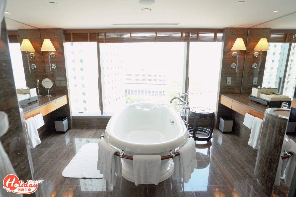 第一間要介紹就是市區景觀套房City View Suite,套房配備兩扇落地玻璃窗,進內後可見光線非常充足。