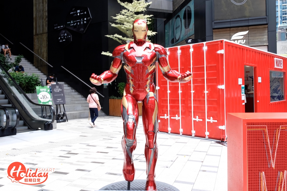 限定店外會見到非常搶眼的1:1鐵甲奇俠,旁邊則有巨型Marvel燈箱,精心布置所有細節位