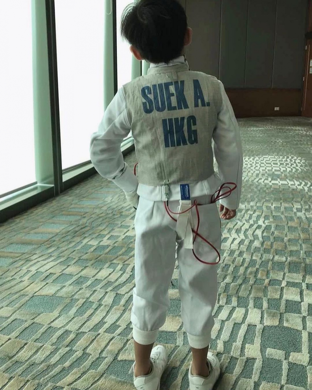 後背亦印上「SUEK A.」、「HKG」
