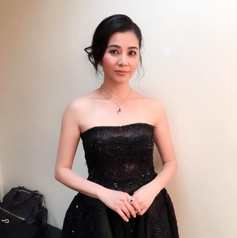 近日久未露面嘅蒙嘉慧就同好友K Sir喺Facebook開直播