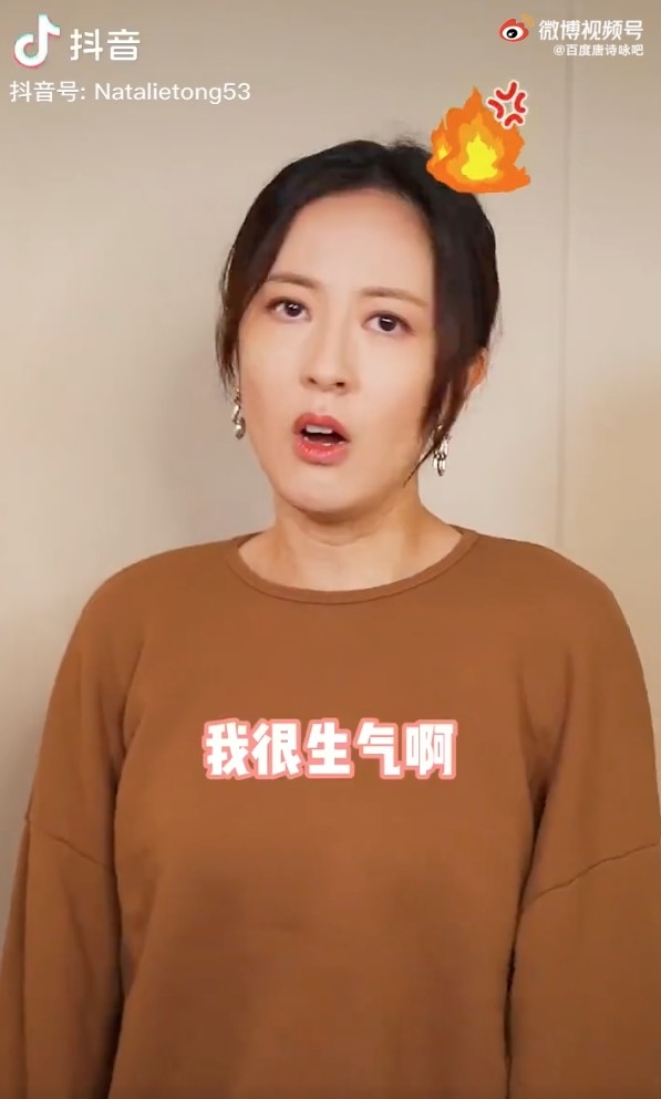 飾演「普通人」時,唐詩詠將頭髮紮起,打扮隨性