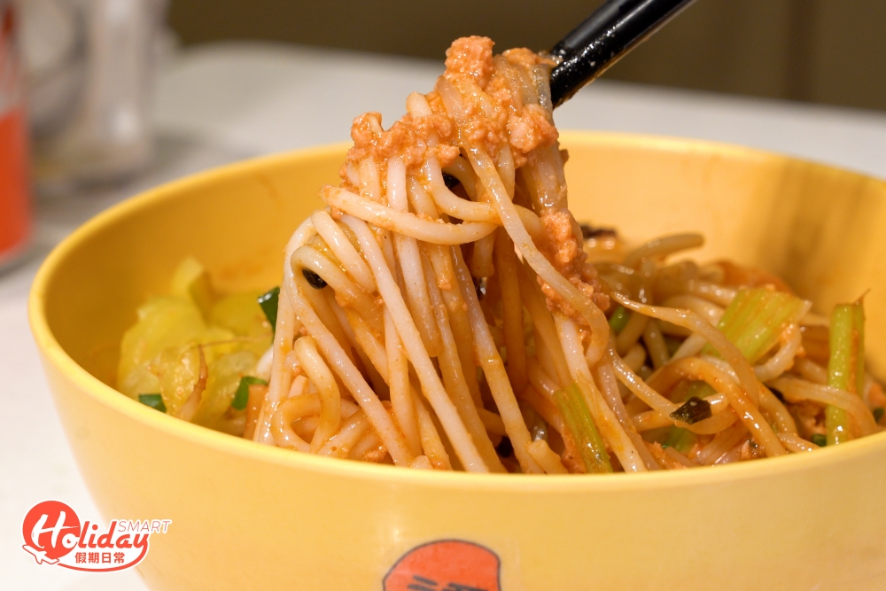 撈勻後麵條蘸滿炸醬及麻辣醬汁,食落麻香為主,不會太辣,夏天食最啱。