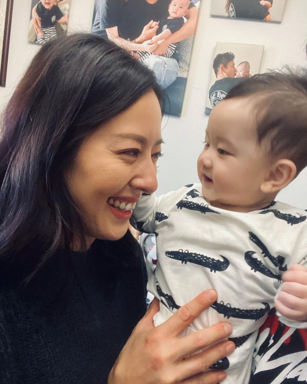 唐詩詠之前曾喺IG公開同陳山聰仔仔Jaco玩嘅相片,佢當時零filter下展現自然眼尾笑紋