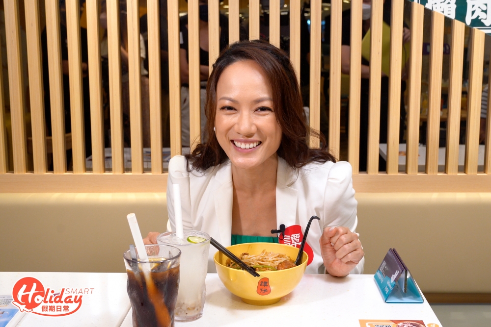 譚仔首推麻辣汁烤雞炸醬撈米線及兩款特飲,還特意找來《大叔的愛》簡慕華、Alina、Dee姐陳海寧、Luxi率先試食。