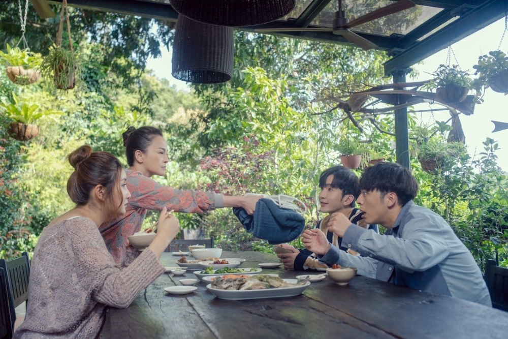 阿田與阿牧的母親及姊姊吃飯時，得知阿牧原來是第一次帶男朋友回家。