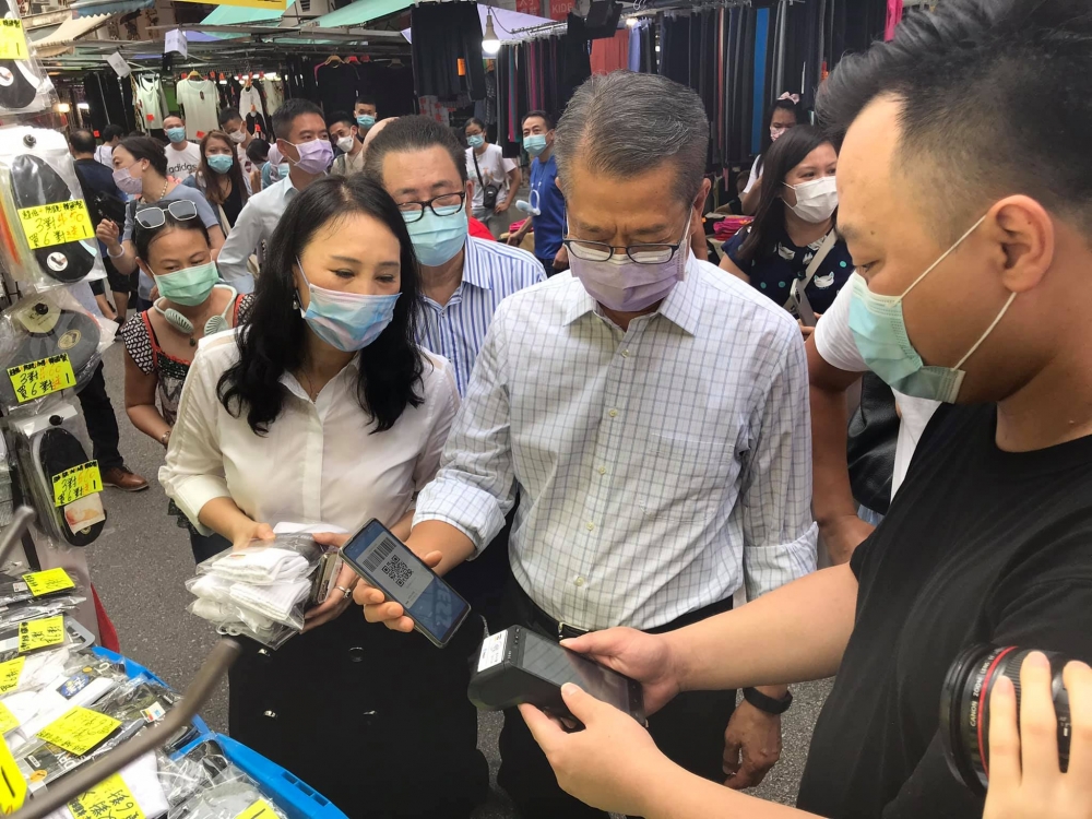 財政司司長陳茂波到訪街市使用電子支付消費。