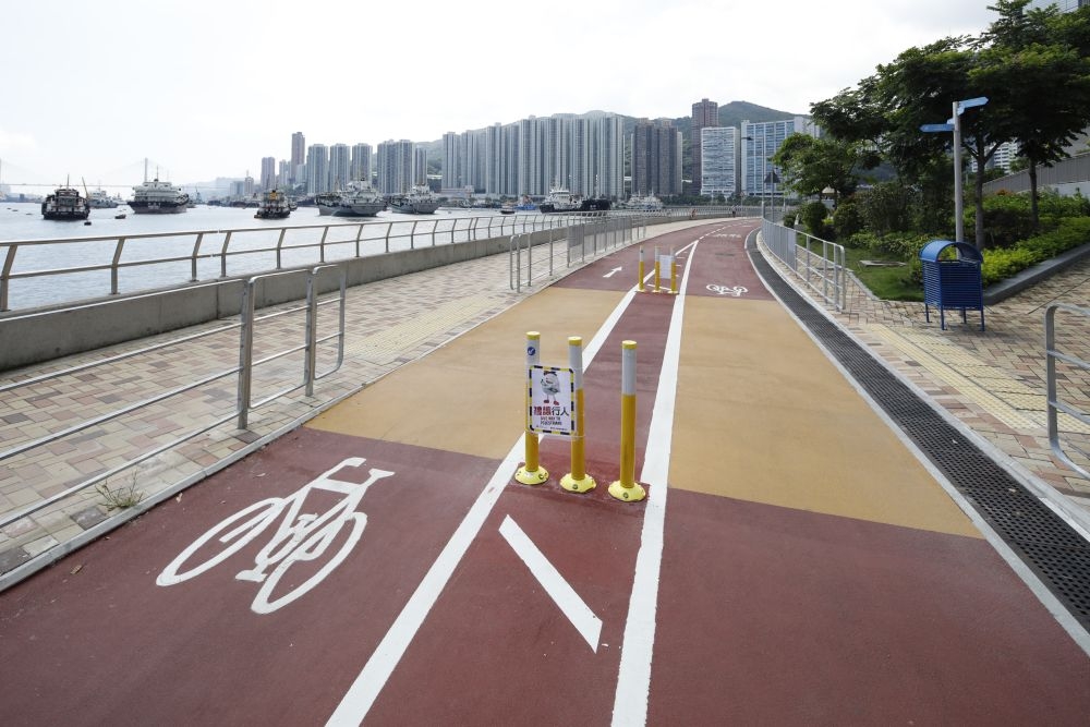 特別興建行人過路處,以減低行人橫過單車徑的風險,讓踏單車人士和行人能享用海濱空間。