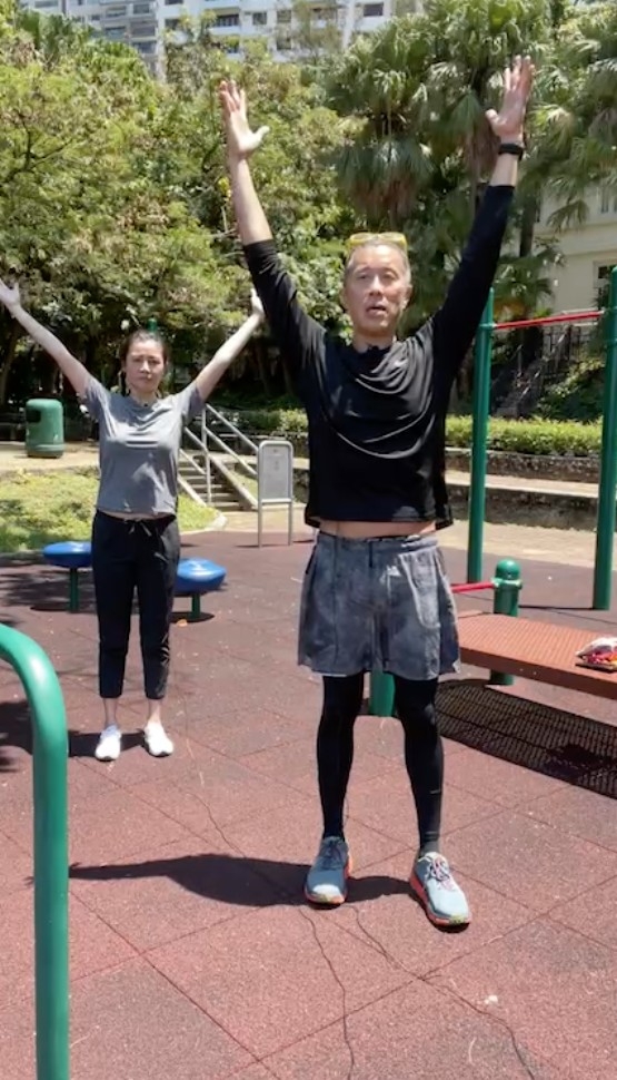 鄭伊健都有陪老婆運動，不過都係「聲音出演」