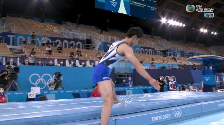 橋本大輝落地時明顯一腳踏出墊外,得分都一樣係14.700分。