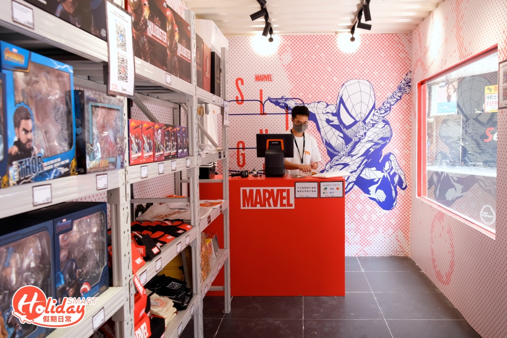 店內發售一系列官方精品,如限量無線充電座、多款模型、T恤、文具等,其中Tony Stark實驗室無線充電座更是獨家發售,只限兩星期。