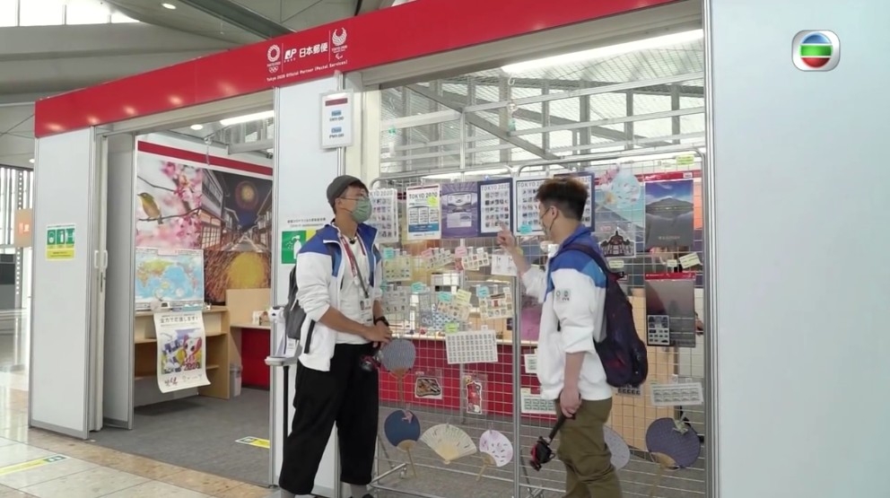 吳業坤介紹當地郵局嘅奧運紀念郵票