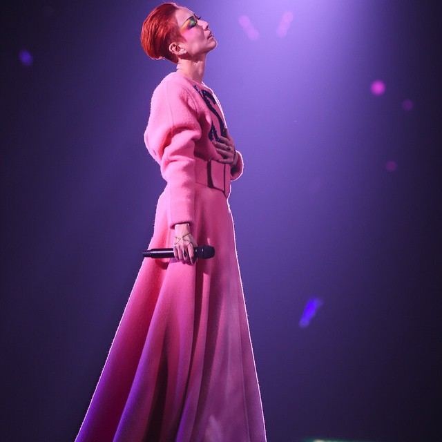 鄭秀文在2014年《#TouchMi世界巡迴演唱會》香港站的造型。