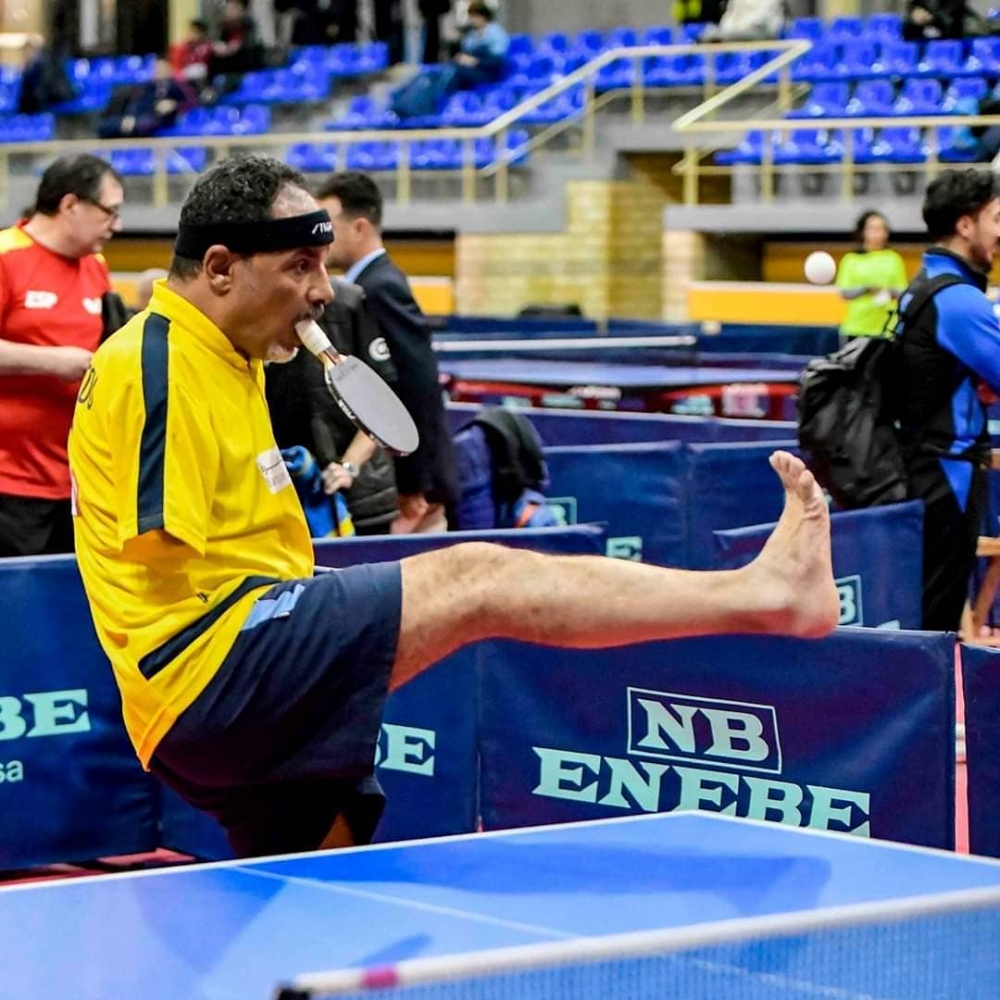 哈馬度獨創口腳並用乒乓發球技