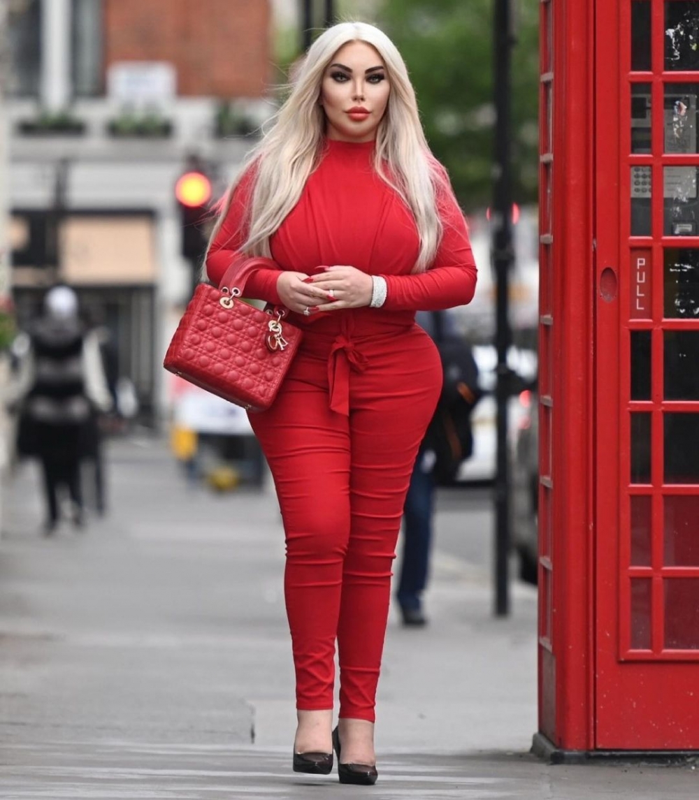 2018年拍攝要著上女裝，佢就感到好似「覺醒」咗咁，之後更豐臀、豐胸，花費近$60萬致力變成女性。