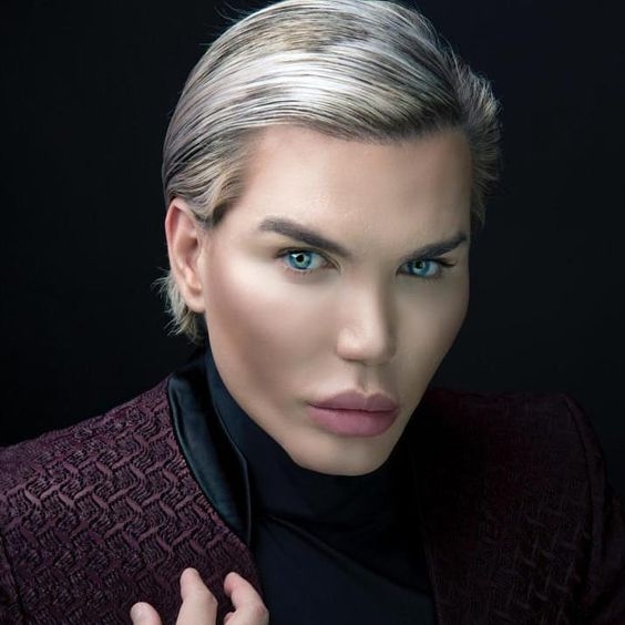 早年佢搖身一變成為女性，並直言：「大家因為我似Ken而認識我，但其實我內心一直覺得自己係Barbie。」