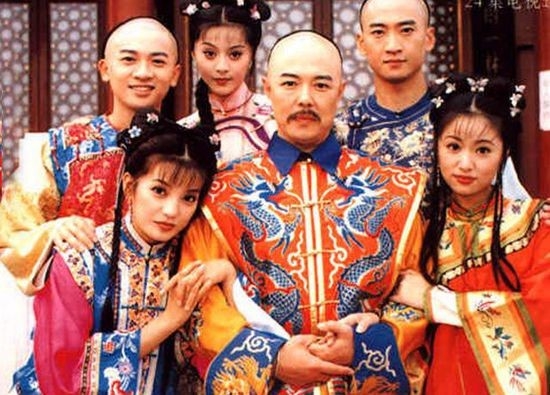 張鐵林以飾演《環珠格格》嘅乾隆皇帝而為人熟悉