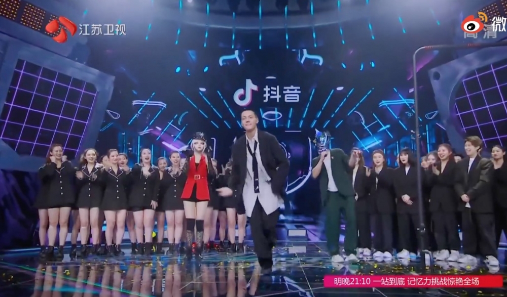 陳偉霆除咗同參賽者比舞外，更表演埋2011年嘅歌曲《Love U2》