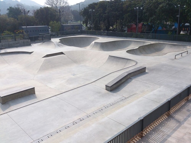 滑板玩家可以挑戰斜台、欄杆、槓台及凌空跳躍用的梯級。