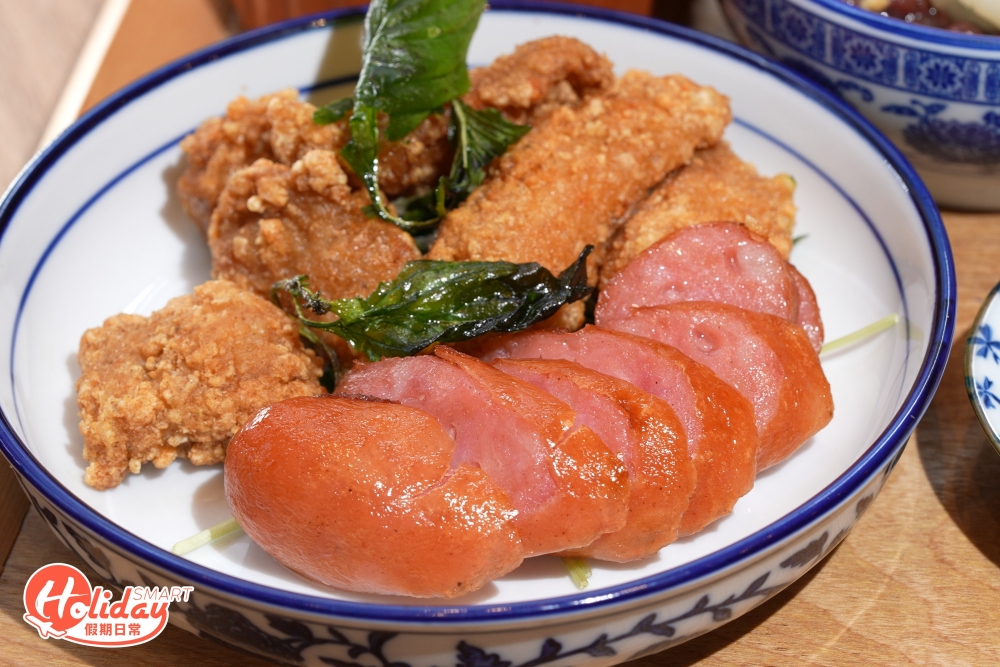 夜市必食甜不辣及香腸等,款款配料充滿台灣風味。
