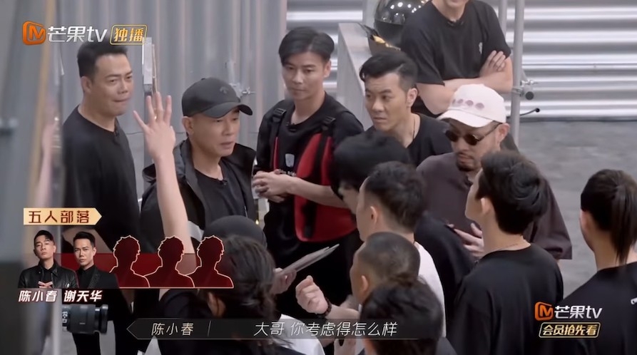 身後嘅張晉只係望咗一眼 就轉身!